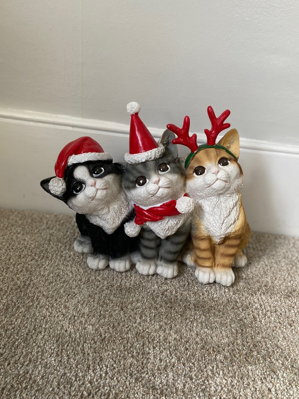 NWOT Christmas Holiday Cat Trio Resin Statue Decor TJ Maxx
